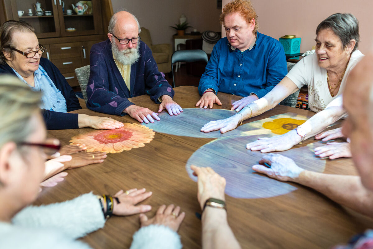 La Tovertafel est un dispositif interactif qui projette des jeux lumineux sur une table pour stimuler les sens et les capacités cognitives.